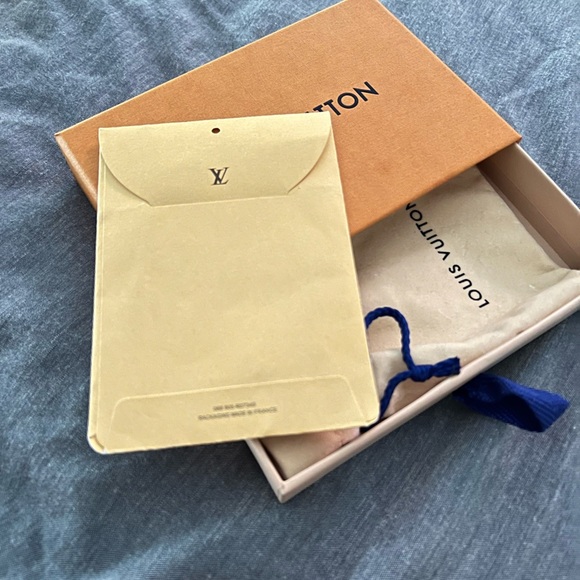 i’m selling an authentic Louis vutton bracelet, made from real leather - Picture 3 of 9